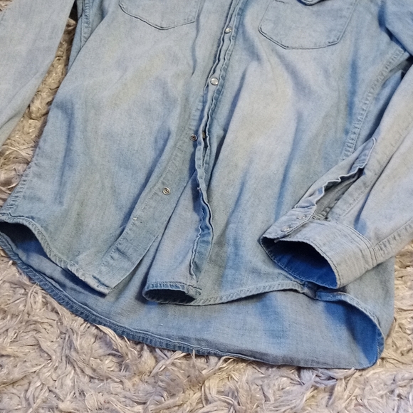 💙SOLD💙H&M light wash denim button up - Picture 6 of 9